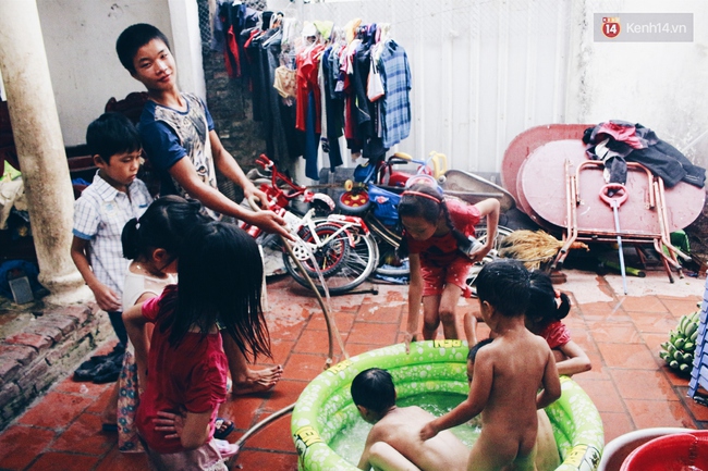 Ngay thời hiện tại và ở giữa Hà Nội, 1 gia đình vẫn chạy ăn từng bữa vì có 14 đứa con - Ảnh 1.