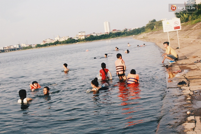 Nắng nóng xây xẩm mặt mày, người Hà Nội ùn ùn kéo đến bể bơi, sông hồ để hạ nhiệt! - Ảnh 12.