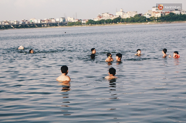 Nắng nóng xây xẩm mặt mày, người Hà Nội ùn ùn kéo đến bể bơi, sông hồ để hạ nhiệt! - Ảnh 15.