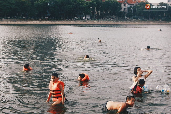 Nắng nóng xây xẩm mặt mày, người Hà Nội ùn ùn kéo đến bể bơi, sông hồ để hạ nhiệt! - Ảnh 14.