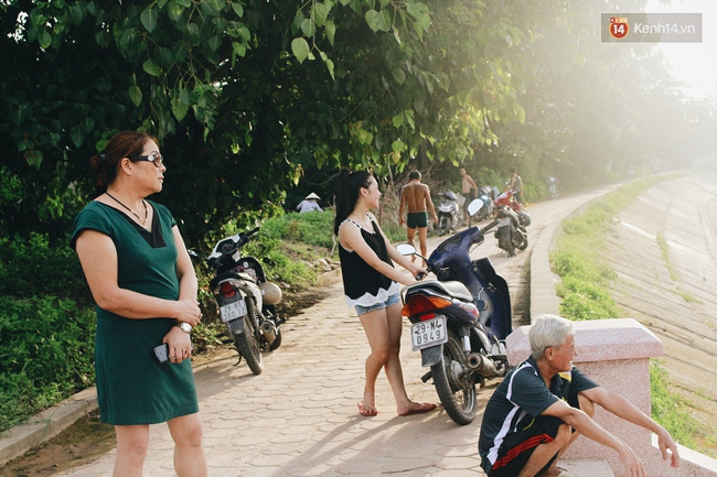 Nắng nóng xây xẩm mặt mày, người Hà Nội ùn ùn kéo đến bể bơi, sông hồ để hạ nhiệt! - Ảnh 13.