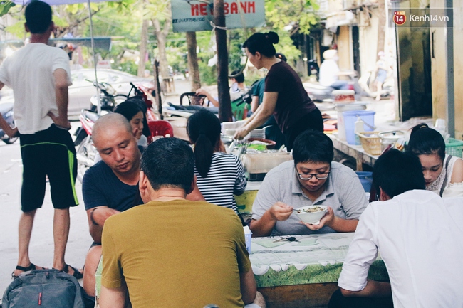 Hàng bánh đúc giá rẻ khuất trong khu tập thể cũ ở Hà Nội, đắt khách suốt 20 năm qua - Ảnh 12.
