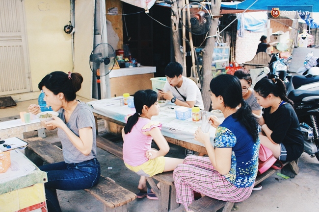 Hàng bánh đúc giá rẻ khuất trong khu tập thể cũ ở Hà Nội, đắt khách suốt 20 năm qua - Ảnh 2.