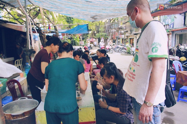 Hàng bánh đúc giá rẻ khuất trong khu tập thể cũ ở Hà Nội, đắt khách suốt 20 năm qua - Ảnh 11.