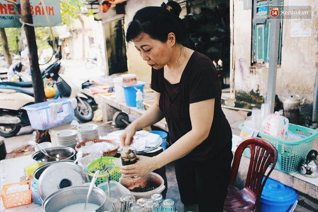 Hàng bánh đúc giá rẻ khuất trong khu tập thể cũ ở Hà Nội, đắt khách suốt 20 năm qua - Ảnh 6.