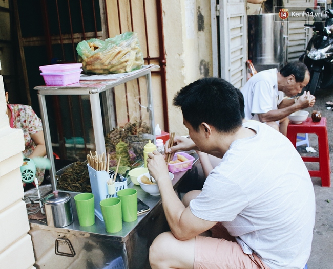 Khuất trong ngõ nhỏ, quán miến lươn này vẫn tiêu thụ hết cả 2 tạ lươn/ngày, đông khách suốt hơn 10 năm - Ảnh 9.