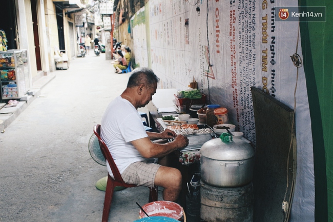 D&acirc;n mạng rủ nhau đi ăn b&aacute;nh cuốn của cụ &ocirc;ng 70 tuổi vất vả mưu sinh ở H&agrave; Nội - Ảnh 3.