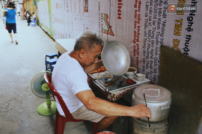 Dân mạng rủ nhau đi ăn bánh cuốn của cụ ông 70 tuổi vất vả mưu sinh ở Hà Nội - Ảnh 7.