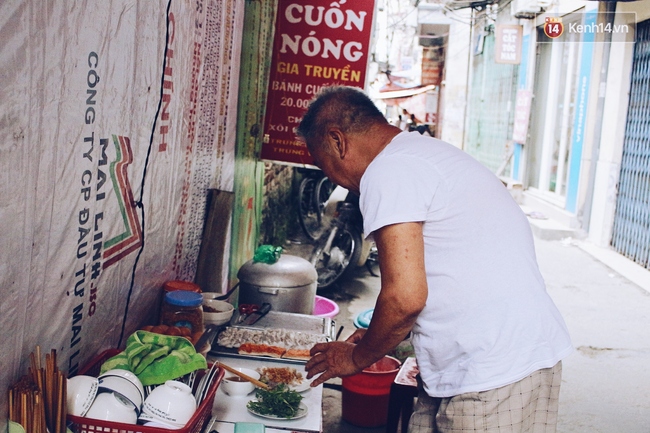D&acirc;n mạng rủ nhau đi ăn b&aacute;nh cuốn của cụ &ocirc;ng 70 tuổi vất vả mưu sinh ở H&agrave; Nội - Ảnh 8.