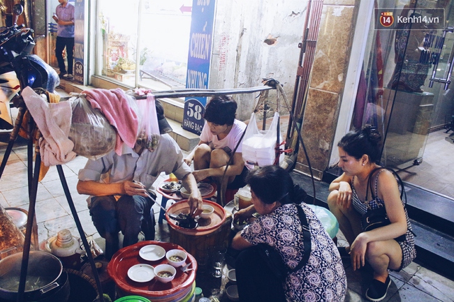 Qu&aacute;n ốc luộc vỉa h&egrave; 20 năm chuy&ecirc;n đắt kh&aacute;ch l&uacute;c nửa đ&ecirc;m ở H&agrave; Nội - Ảnh 8.