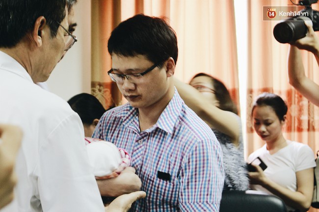 Khoảnh khắc chồng thiếu &uacute;y Huyền Tr&acirc;m nhận lại con trai kh&aacute;u khỉnh sau 50 ng&agrave;y chiến đấu ở bệnh viện - Ảnh 2.