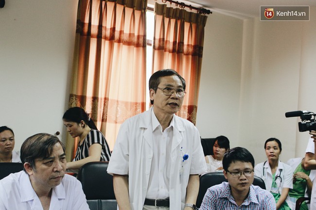 Khoảnh khắc chồng thiếu &uacute;y Huyền Tr&acirc;m nhận lại con trai kh&aacute;u khỉnh sau 50 ng&agrave;y chiến đấu ở bệnh viện - Ảnh 4.