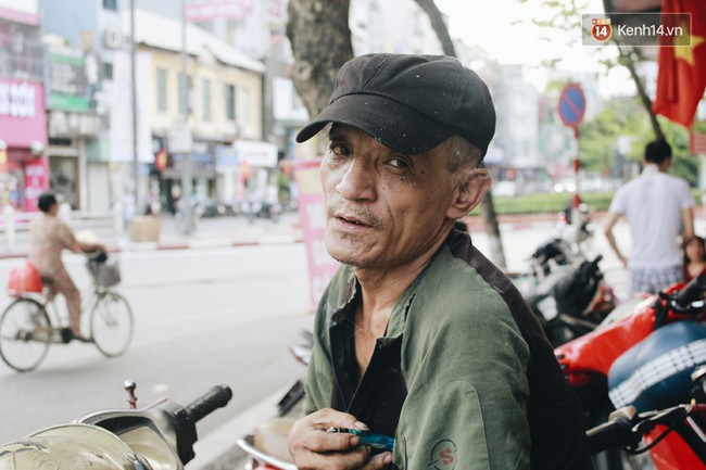 Cậu b&eacute; 4 tuổi nằm co ro ở vỉa h&egrave; H&agrave;ng B&ocirc;ng v&agrave; lời k&ecirc;u gọi của cha nhờ cộng đồng mạng t&igrave;m người nu&ocirc;i - Ảnh 5.
