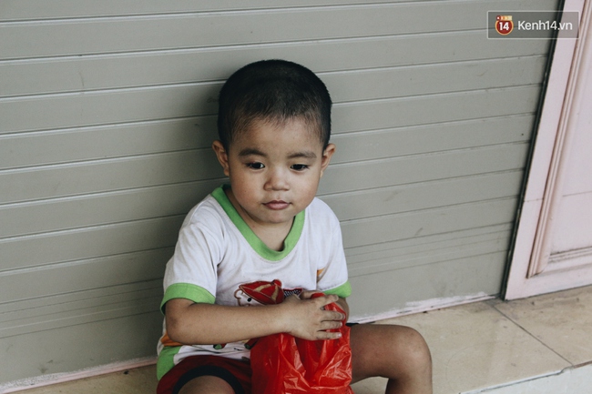 Cậu b&eacute; 4 tuổi nằm co ro ở vỉa h&egrave; H&agrave;ng B&ocirc;ng v&agrave; lời k&ecirc;u gọi của cha nhờ cộng đồng mạng t&igrave;m người nu&ocirc;i - Ảnh 3.