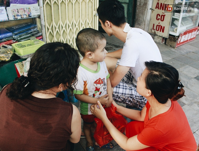 Cậu b&eacute; 4 tuổi nằm co ro ở vỉa h&egrave; H&agrave;ng B&ocirc;ng v&agrave; lời k&ecirc;u gọi của cha nhờ cộng đồng mạng t&igrave;m người nu&ocirc;i - Ảnh 14.