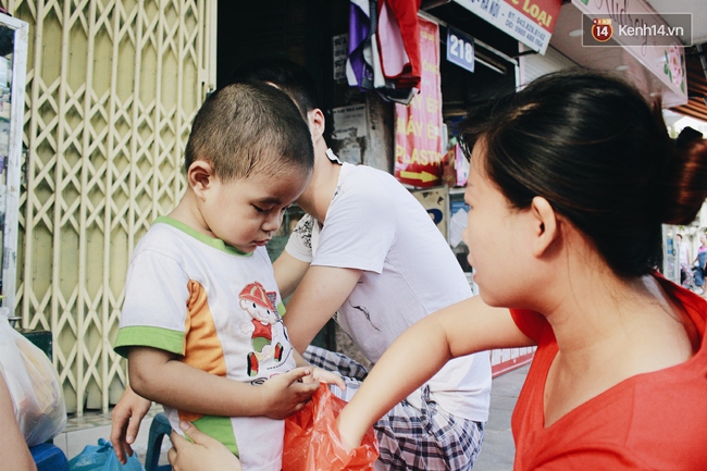 Cậu bé 4 tuổi nằm co ro ở vỉa hè Hàng Bông và lời kêu gọi của cha nhờ cộng đồng mạng tìm người nuôi - Ảnh 4.