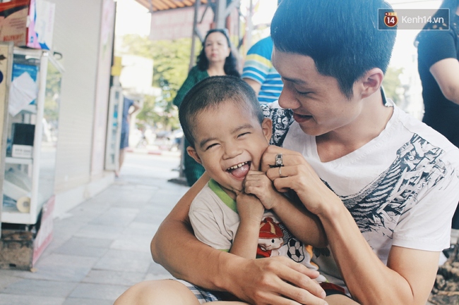 Cậu b&eacute; 4 tuổi nằm co ro ở vỉa h&egrave; H&agrave;ng B&ocirc;ng v&agrave; lời k&ecirc;u gọi của cha nhờ cộng đồng mạng t&igrave;m người nu&ocirc;i - Ảnh 2.