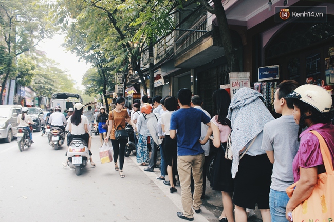 Sát Tết Trung thu, người Hà Nội xếp hàng dài cả cây số, chen nhau chờ mua bánh Bảo Phương - Ảnh 18.