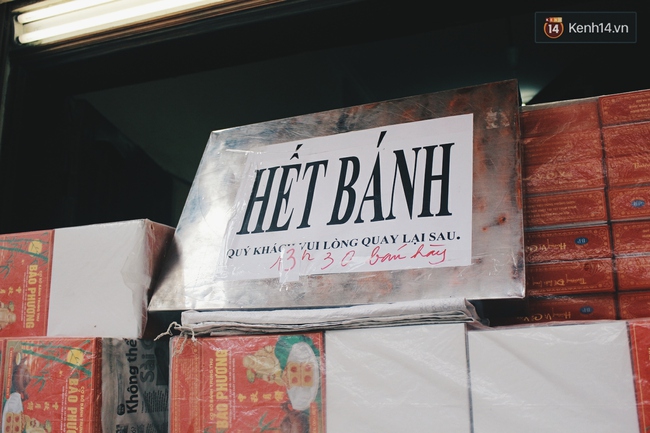 Sát Tết Trung thu, người Hà Nội xếp hàng dài cả cây số, chen nhau chờ mua bánh Bảo Phương - Ảnh 15.