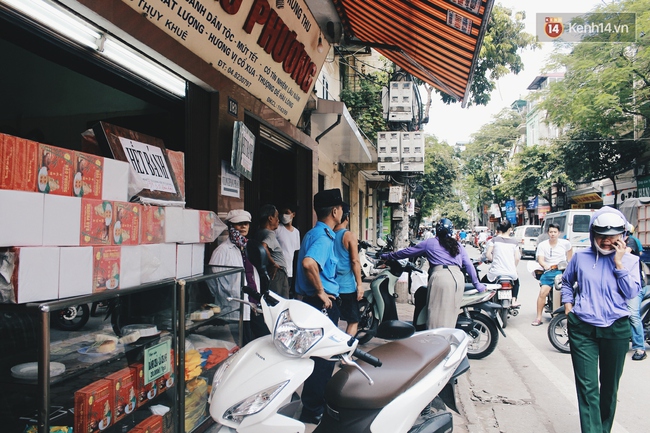 Sát Tết Trung thu, người Hà Nội xếp hàng dài cả cây số, chen nhau chờ mua bánh Bảo Phương - Ảnh 14.