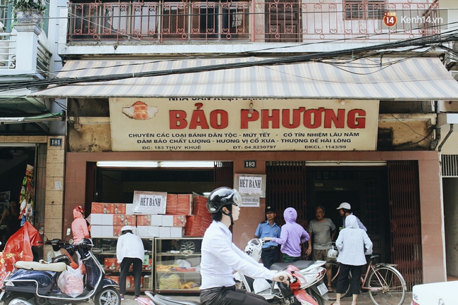 Sát Tết Trung thu, người Hà Nội xếp hàng dài cả cây số, chen nhau chờ mua bánh Bảo Phương - Ảnh 13.
