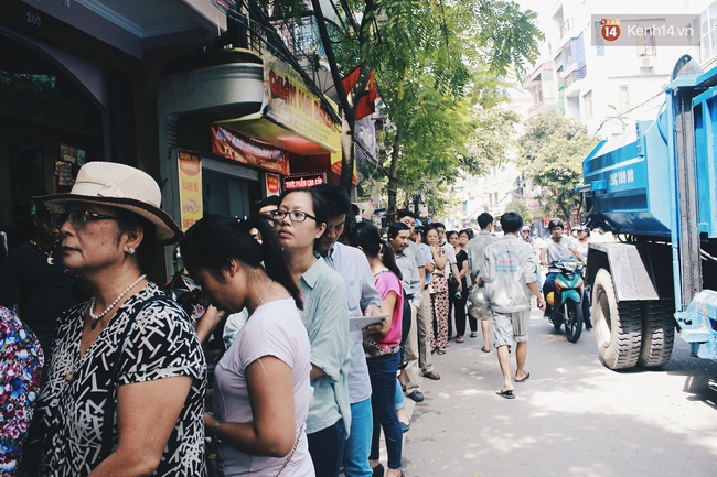 Sát Tết Trung thu, người Hà Nội xếp hàng dài cả cây số, chen nhau chờ mua bánh Bảo Phương - Ảnh 1.