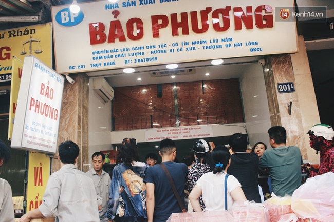 Sát Tết Trung thu, người Hà Nội xếp hàng dài cả cây số, chen nhau chờ mua bánh Bảo Phương - Ảnh 4.