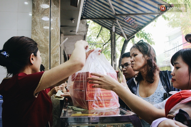 Sát Tết Trung thu, người Hà Nội xếp hàng dài cả cây số, chen nhau chờ mua bánh Bảo Phương - Ảnh 12.