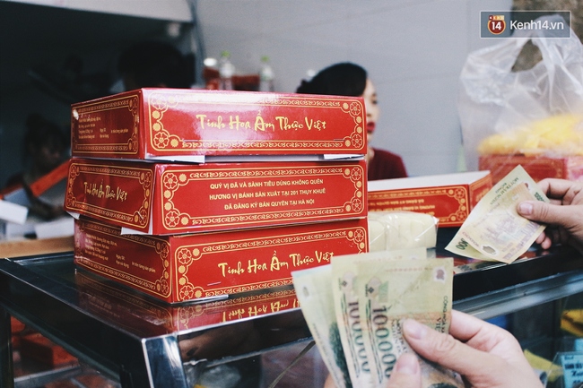 Sát Tết Trung thu, người Hà Nội xếp hàng dài cả cây số, chen nhau chờ mua bánh Bảo Phương - Ảnh 11.