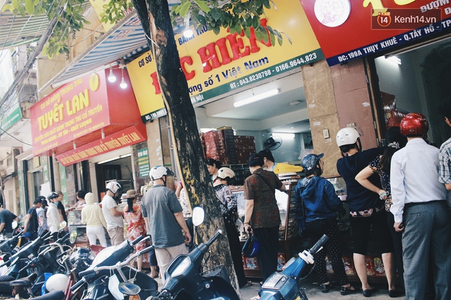 Sát Tết Trung thu, người Hà Nội xếp hàng dài cả cây số, chen nhau chờ mua bánh Bảo Phương - Ảnh 3.