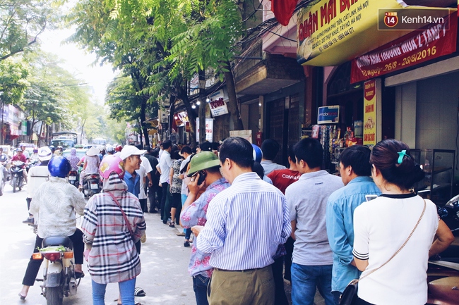 Sát Tết Trung thu, người Hà Nội xếp hàng dài cả cây số, chen nhau chờ mua bánh Bảo Phương - Ảnh 5.