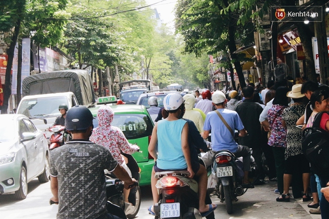 Sát Tết Trung thu, người Hà Nội xếp hàng dài cả cây số, chen nhau chờ mua bánh Bảo Phương - Ảnh 2.