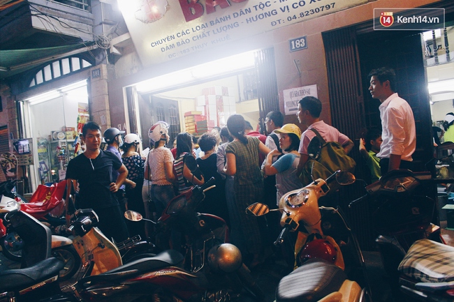 Sát Tết Trung thu, người Hà Nội xếp hàng dài cả cây số, chen nhau chờ mua bánh Bảo Phương - Ảnh 16.