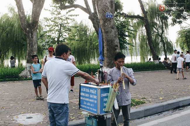 Phố đi bộ Hà Nội sau 3 tuần thí điểm: Yên bình nhưng... buồn tẻ vì thiếu điểm vui chơi giải trí! - Ảnh 9.