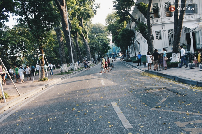 Phố đi bộ Hà Nội sau 3 tuần thí điểm: Yên bình nhưng... buồn tẻ vì thiếu điểm vui chơi giải trí! - Ảnh 15.