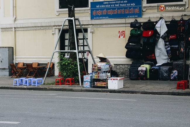 Phố đi bộ Hà Nội sau 3 tuần thí điểm: Yên bình nhưng... buồn tẻ vì thiếu điểm vui chơi giải trí! - Ảnh 11.