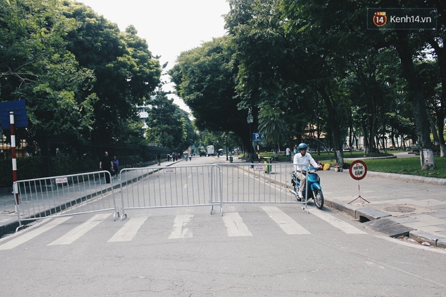 Phố đi bộ Hà Nội sau 3 tuần thí điểm: Yên bình nhưng... buồn tẻ vì thiếu điểm vui chơi giải trí! - Ảnh 5.