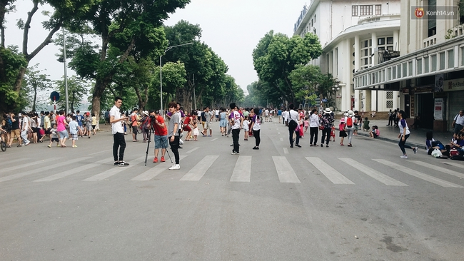 Phố đi bộ Hà Nội sạch bóng chó không rọ mõm sau ngày thành phố phát đi lệnh cấm - Ảnh 3.