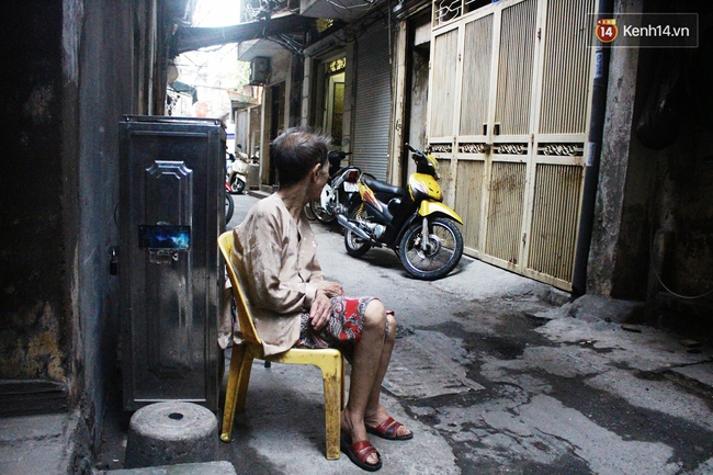 Ng&ocirc;i nh&agrave; b&eacute; như mắt muỗi ngay giữa H&agrave; Nội: Rộng 4m2, c&oacute; 5 người sinh sống - Ảnh 5.