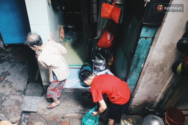 Ng&ocirc;i nh&agrave; b&eacute; như mắt muỗi ngay giữa H&agrave; Nội: Rộng 4m2, c&oacute; 5 người sinh sống - Ảnh 2.