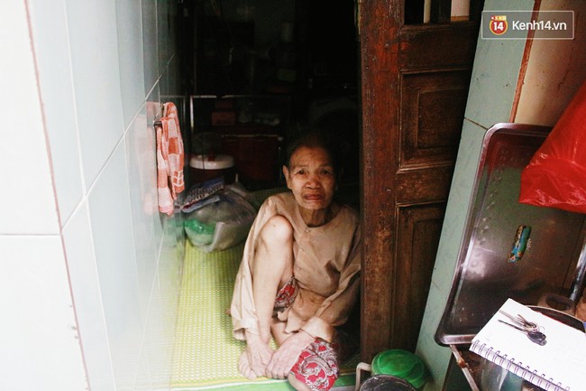 Ng&ocirc;i nh&agrave; b&eacute; như mắt muỗi ngay giữa H&agrave; Nội: Rộng 4m2, c&oacute; 5 người sinh sống - Ảnh 8.
