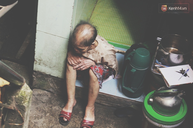 Ng&ocirc;i nh&agrave; b&eacute; như mắt muỗi ngay giữa H&agrave; Nội: Rộng 4m2, c&oacute; 5 người sinh sống - Ảnh 4.