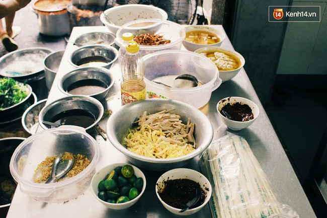 Qu&aacute;n miến trộn mực vừa ngon vừa th&acirc;n thiện, h&uacute;t kh&aacute;ch H&agrave; Nội 10 năm qua - Ảnh 6.