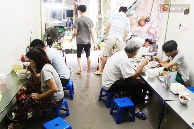 Qu&aacute;n miến trộn mực vừa ngon vừa th&acirc;n thiện, h&uacute;t kh&aacute;ch H&agrave; Nội 10 năm qua - Ảnh 4.