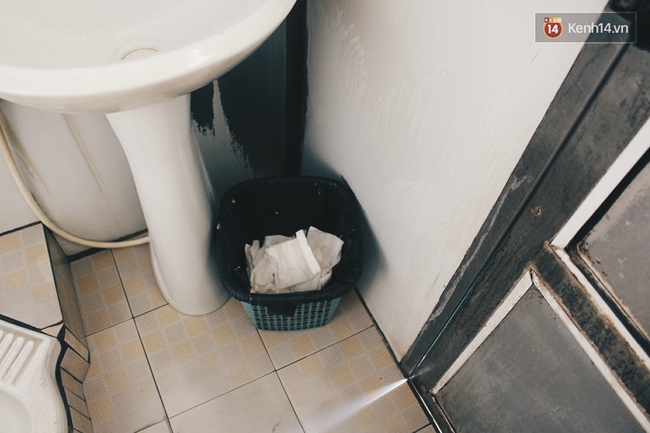 Kinh hoàng bẩn, vậy mà người ta vẫn lưu ý vứt giấy vệ sinh vào sọt rác trong toilet công cộng? - Ảnh 3.