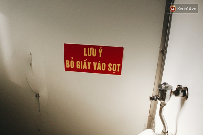 Kinh hoàng bẩn, vậy mà người ta vẫn lưu ý vứt giấy vệ sinh vào sọt rác trong toilet công cộng? - Ảnh 2.