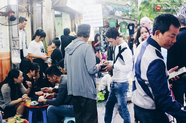 C&oacute; những h&agrave;ng qu&aacute;n ở H&agrave; Nội chỉ chờ khi đ&ocirc;ng về để h&uacute;t kh&aacute;ch - Ảnh 10.