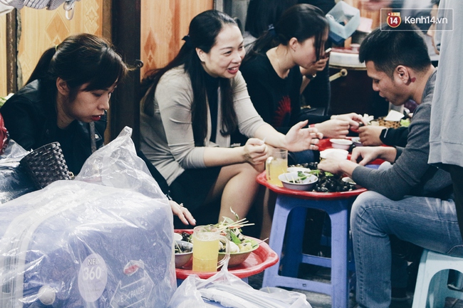 C&oacute; những h&agrave;ng qu&aacute;n ở H&agrave; Nội chỉ chờ khi đ&ocirc;ng về để h&uacute;t kh&aacute;ch - Ảnh 3.