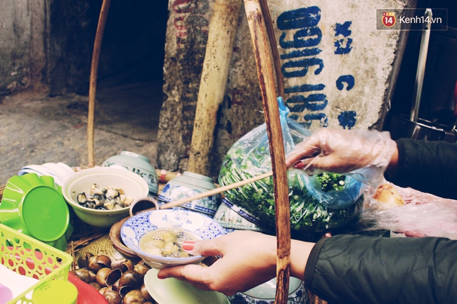 Gánh bún ốc vỉa hè Hà Nội sau ngày lên sóng CNN: Tôi phải đuổi những vị khách đến chỉ vì hiếu kỳ - Ảnh 12.