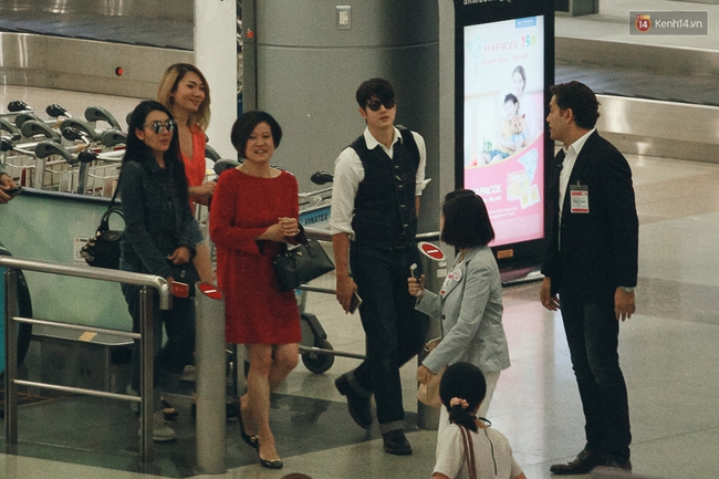 Mario Maurer cực điển trai, đội n&oacute;n l&aacute; vẫy ch&agrave;o người h&acirc;m mộ Việt Nam - Ảnh 3.